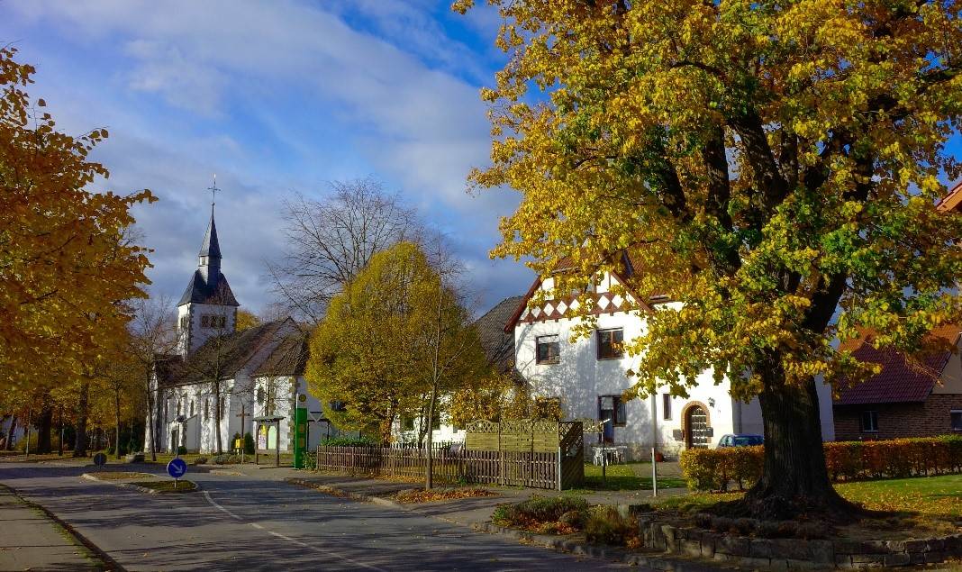 Kirche und Altes Pfarrheim in Delbrück-Bentfeld. Foto: Heinz Heisener 